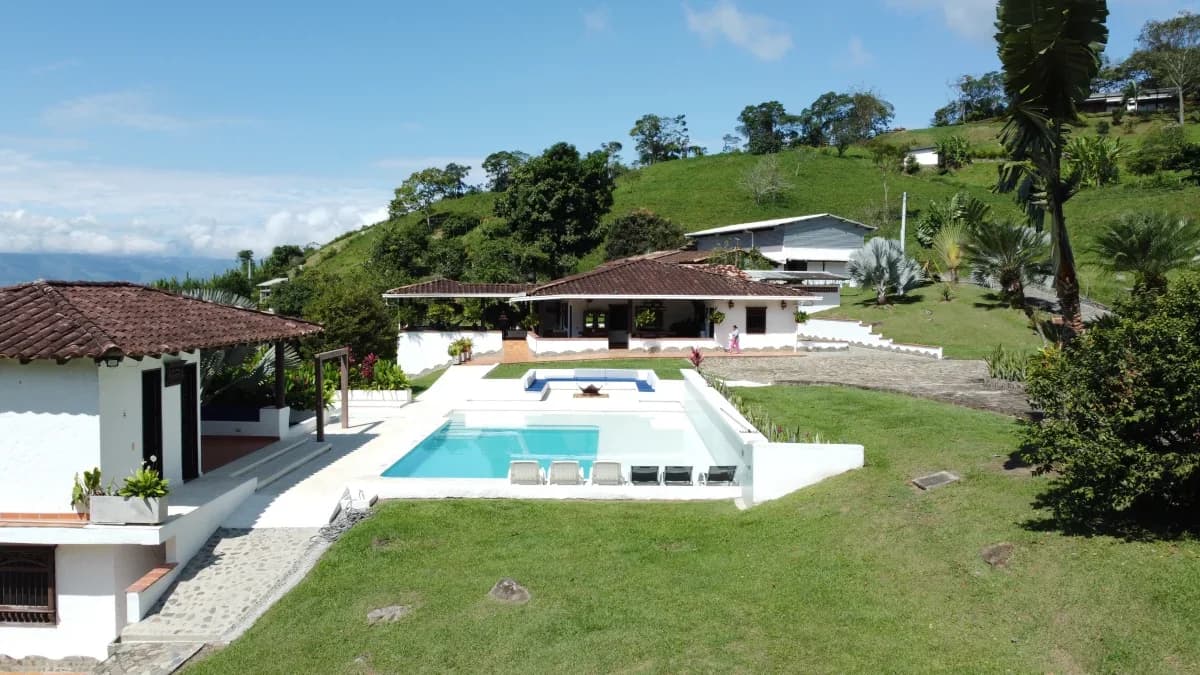 La Juana, a traditional bahareque farmhouse facing Cerro Tusa in Venecia, Antioquia