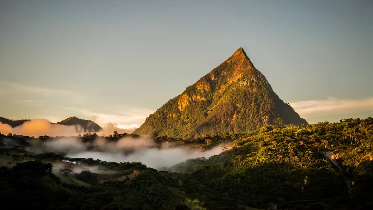 Vista del Cerro Tusa, la pirámide natural más grande del mundo, desde Venecia Antioquia