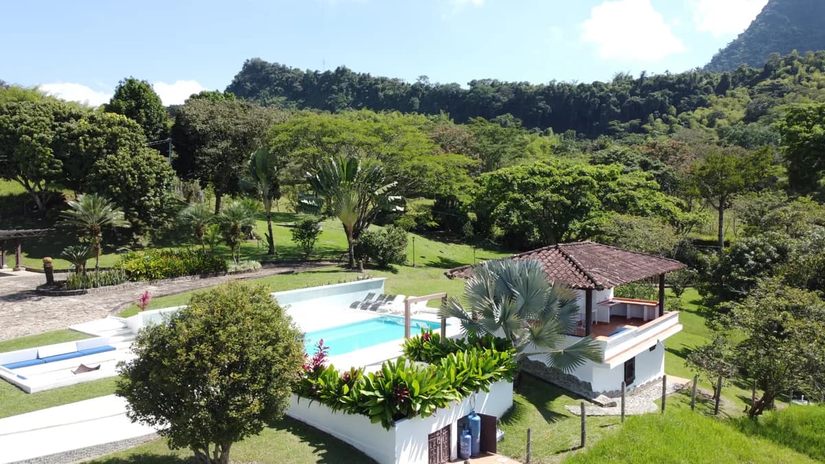 Fachada colonial de finca de lujo en Antioquia con vista al Cerro Tusa en Venecia