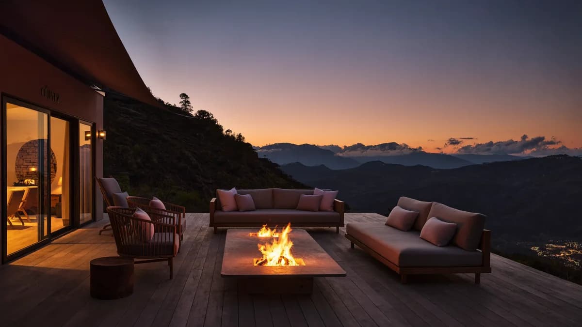 Familia compartiendo al atardecer en el deck de madera de un domo glamping de lujo con fogata en la montaña