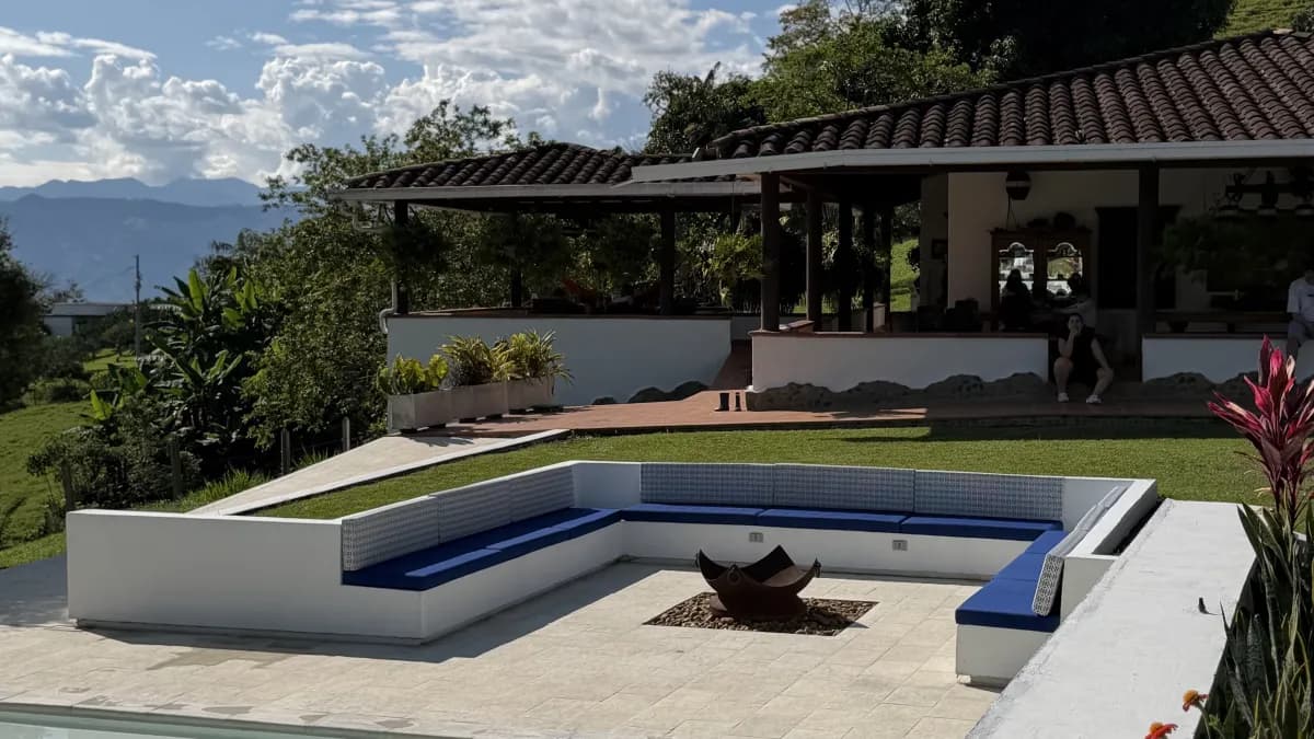 Casa de campo con piscina y jardines amplios para vacaciones en familia cerca de Medellín, La Juana en Venecia Antioquia