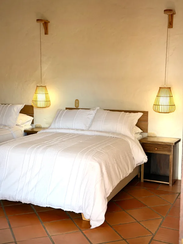 Suite principal con techos en vigas de madera noble en finca exclusiva del Suroeste antioqueño