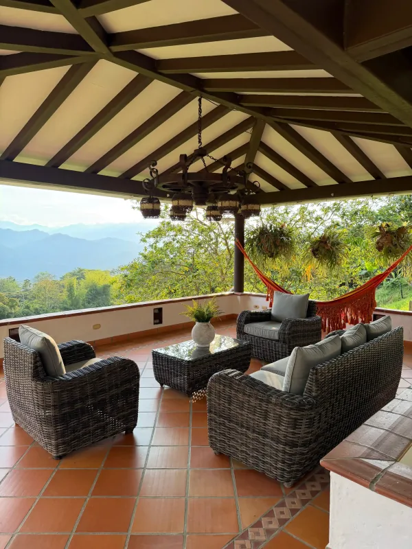 Detalle de acabados en madera y arquitectura tradicional en La Juana Cerro Tusa