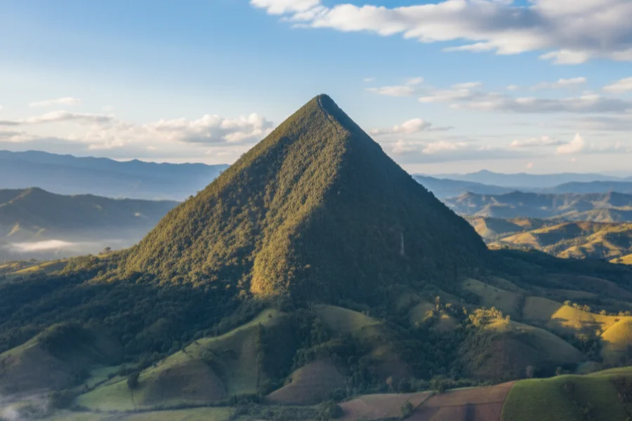 El Cerro Tusa, la pirámide natural más grande del mundo, visto desde La Juana
