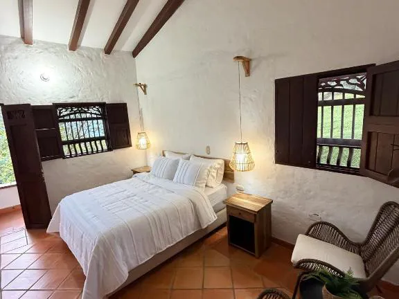 Detalle del descanso en las suites de La Juana con lencería de alta calidad