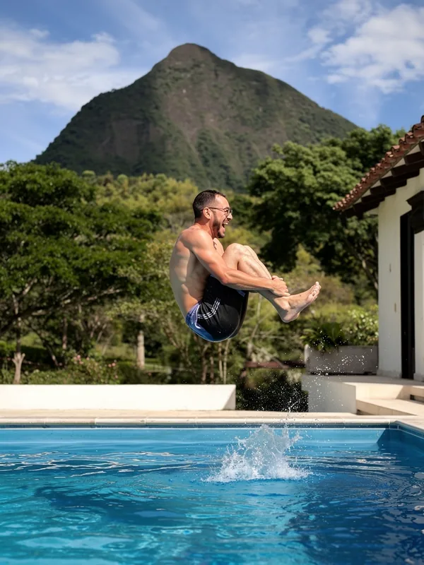 Salto a la piscina panorámica de La Juana con vista frontal al Cerro Tusa