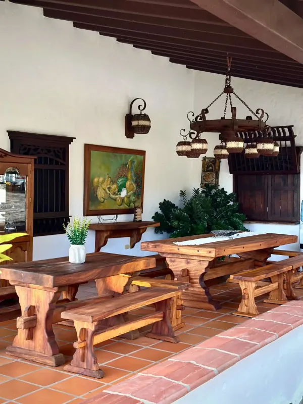 Comedores campestres en madera maciza y lámpara colonial en el corredor de La Juana