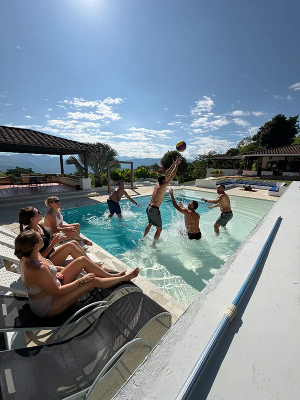 Tarde de piscina familiar bajo el sol de Venecia en finca campestre