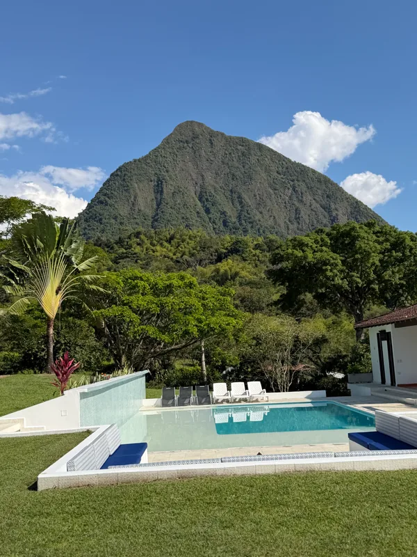 Vista panorámica del Cerro Tusa con su imponente silueta piramidal, tomada desde los jardines de La Juana Cerro Tusa