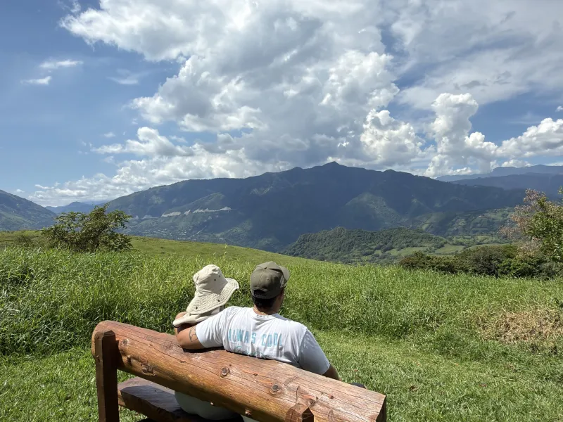 Descanso en los jardines de la finca durante unas vacaciones en familia en Antioquia con niños